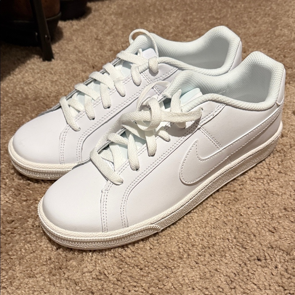 Nike Court Royale
